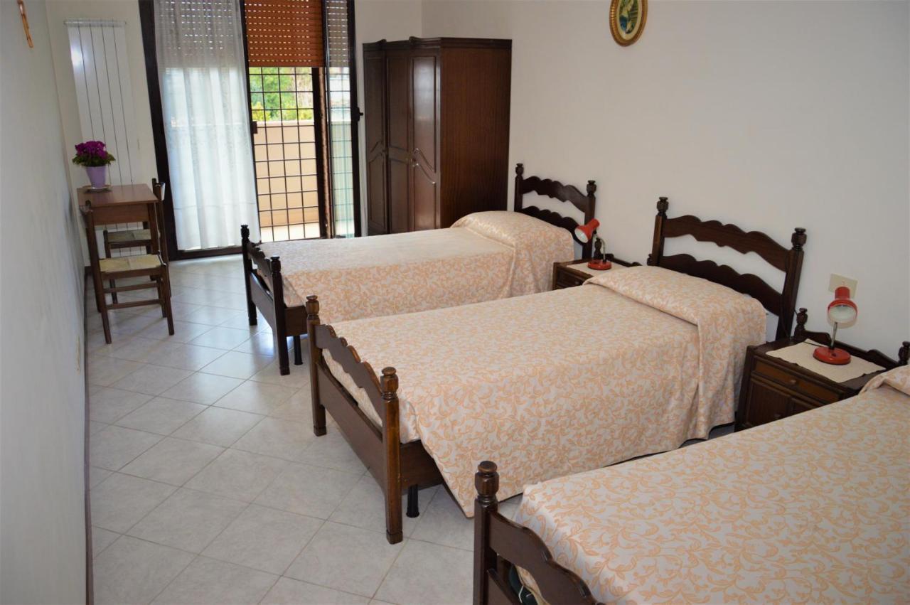 Domus Achille Fosco Hotel Ciampino Bagian luar foto