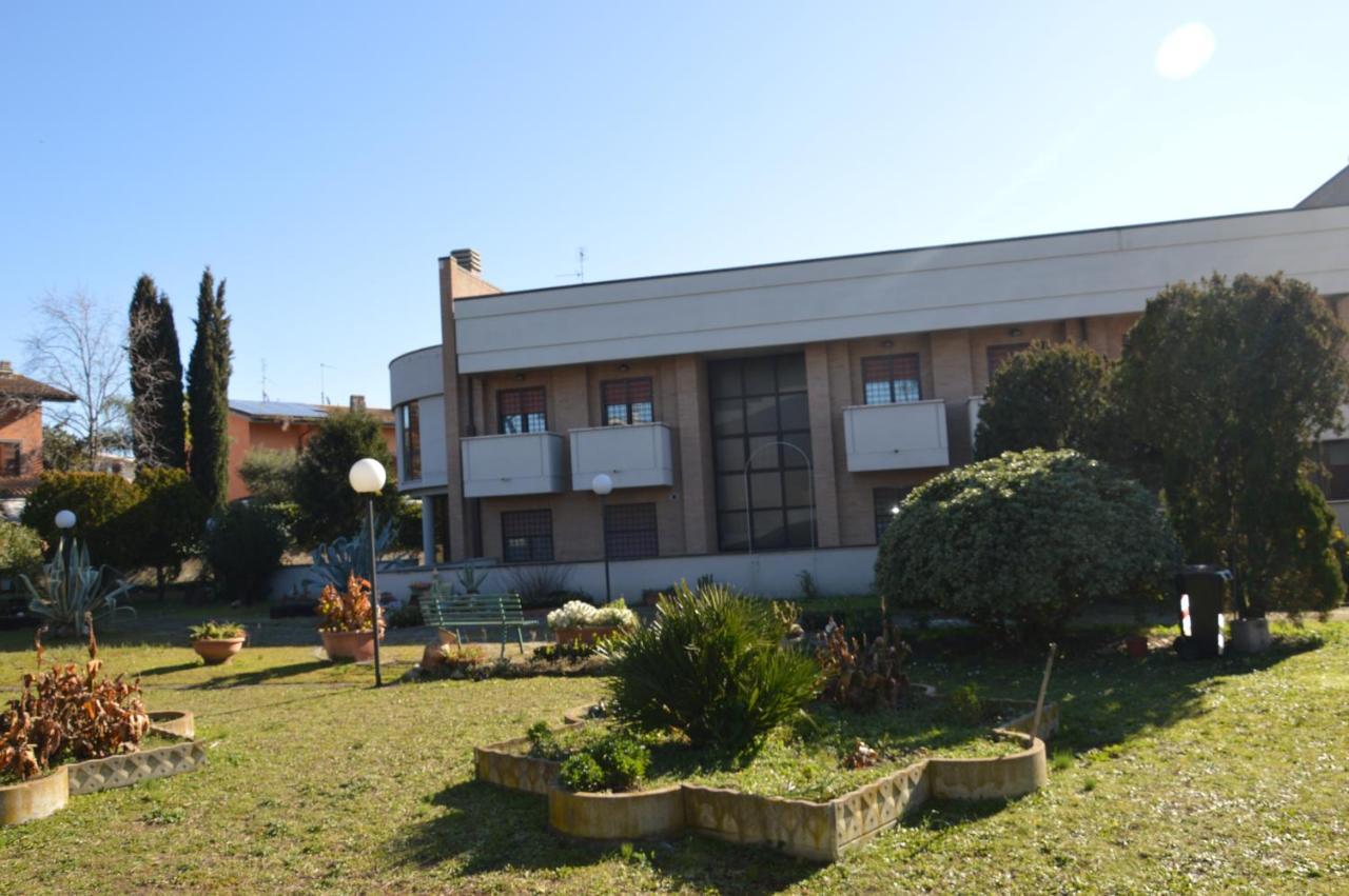 Domus Achille Fosco Hotel Ciampino Bagian luar foto